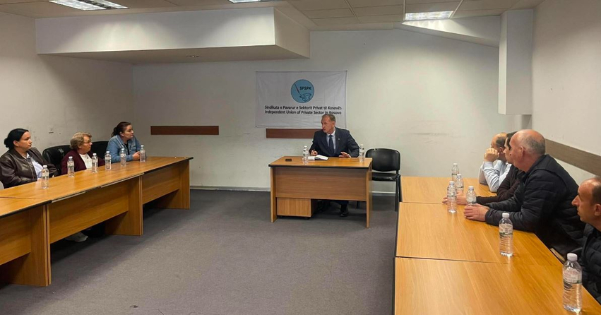 Dalin rrogat e punëtorëve teknikë të shkollave në Prishtinë  pezullohet greva