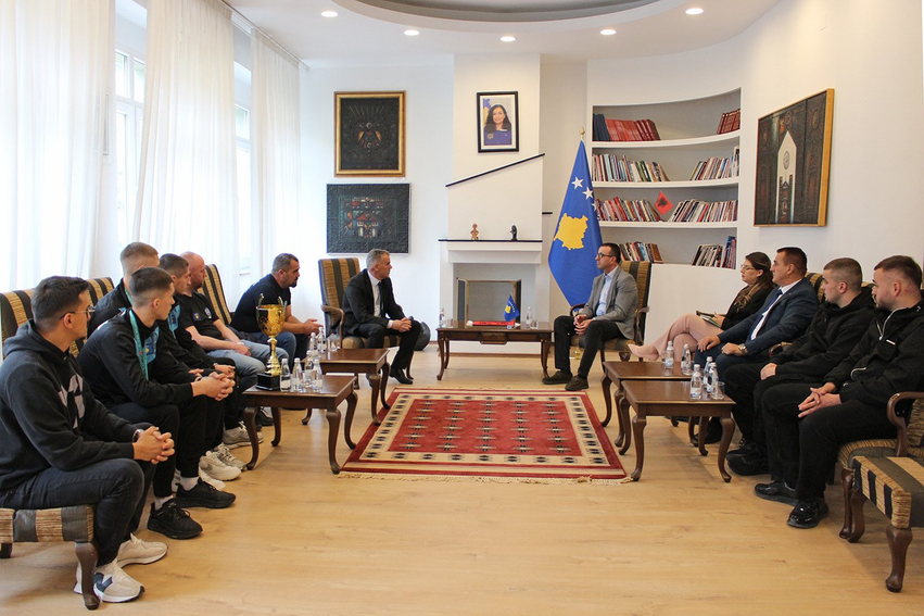 Ministri Blerim Gashani takon kick   boksierët