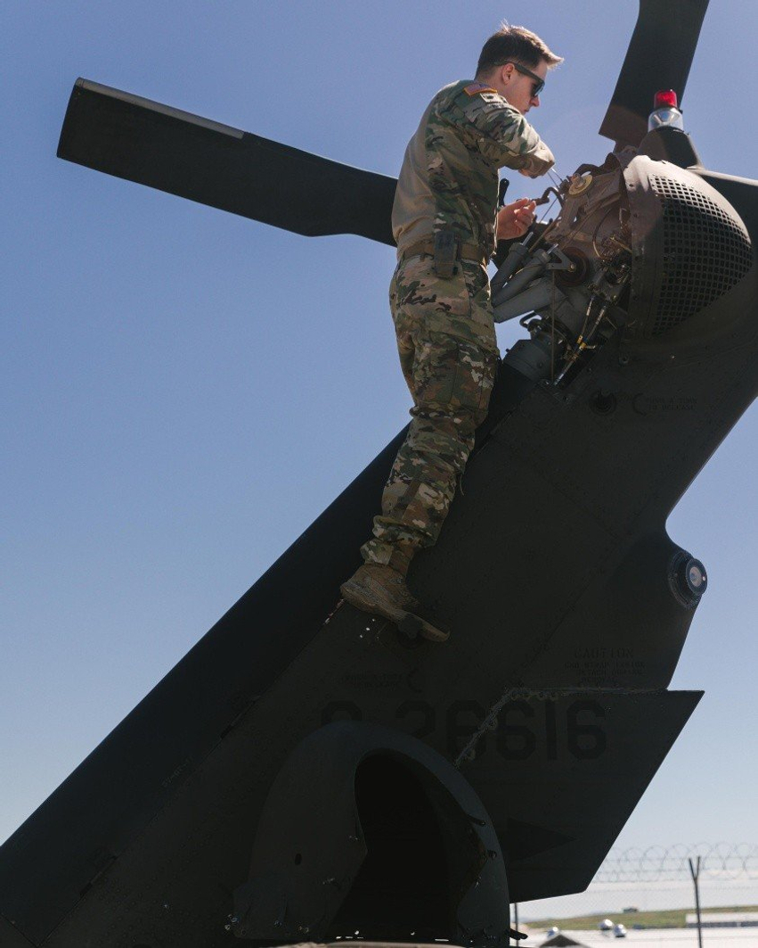 Ushtarët amerikanë në  Bondsteel  mirëmbajnë helikopterët  Black Hawk 