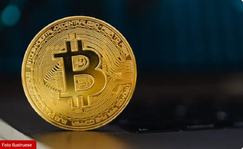 Bitcoin rimëkëmbet mbi 77 000 dollarë