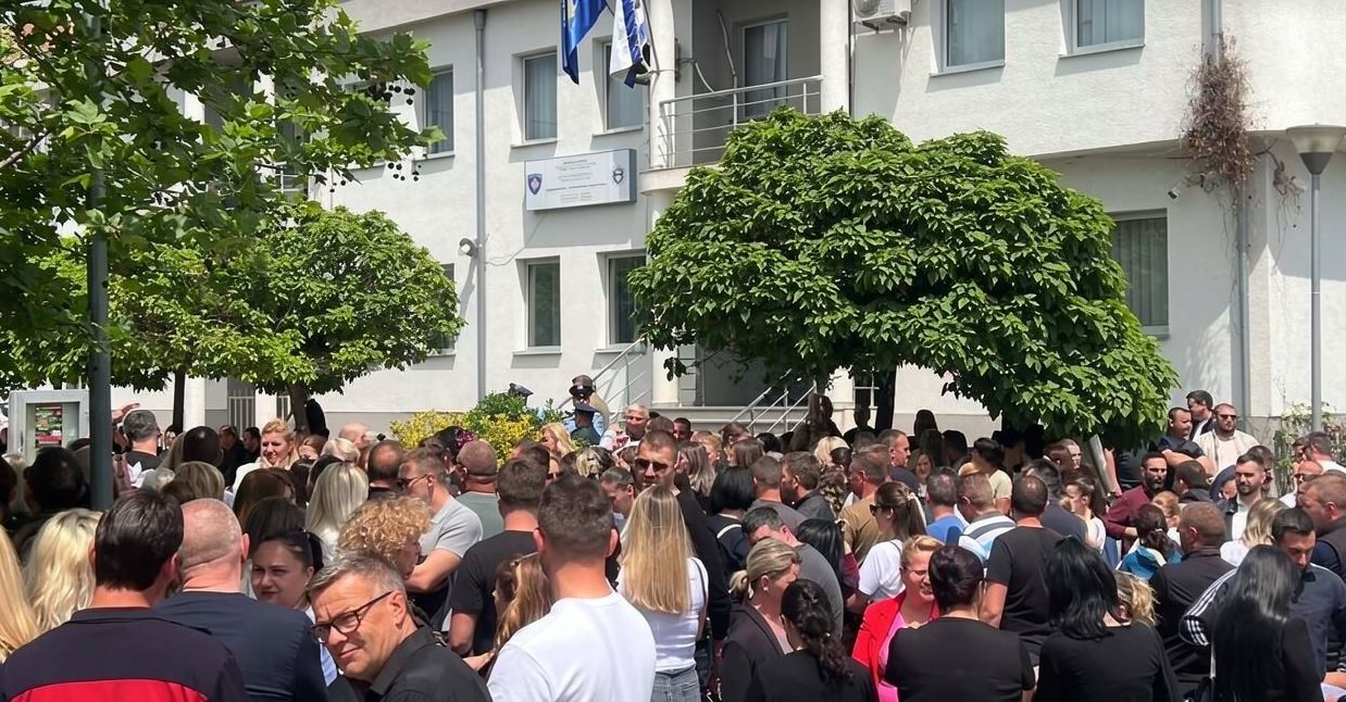Mblidhen serbët në Graçanicë: Arrestohen protestues