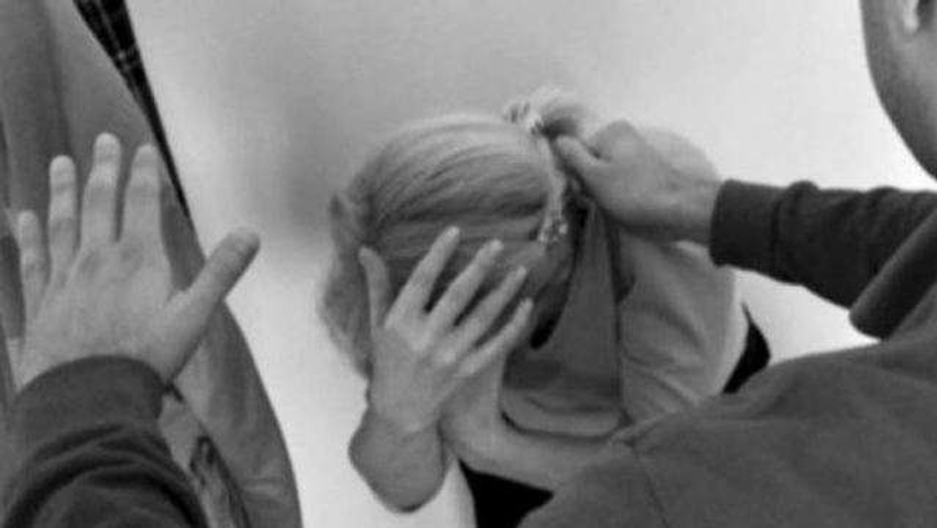 Dhunë në familje në Rahovec  Djali kanos nënën  arrestohet
