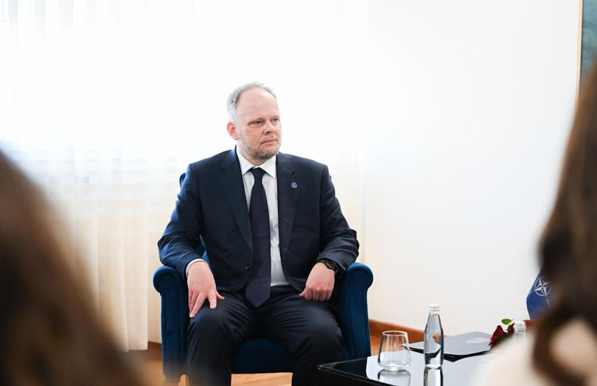 zyrtari-i-nato-s-kevin-hamilton-vjen-per-here-te-pare-ne-kosove-takon-kurtin