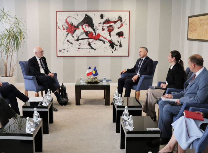 Zulfaj takoi ambasadorin e Francës në Kosovë