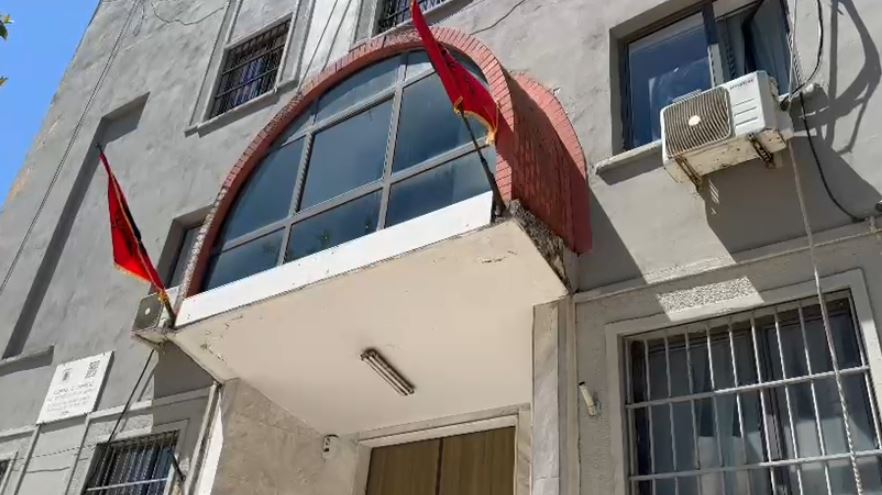 Shkëputet një pllakë nga fasada e Gjykatës së Durrësit, rrezikohen kalimtarët