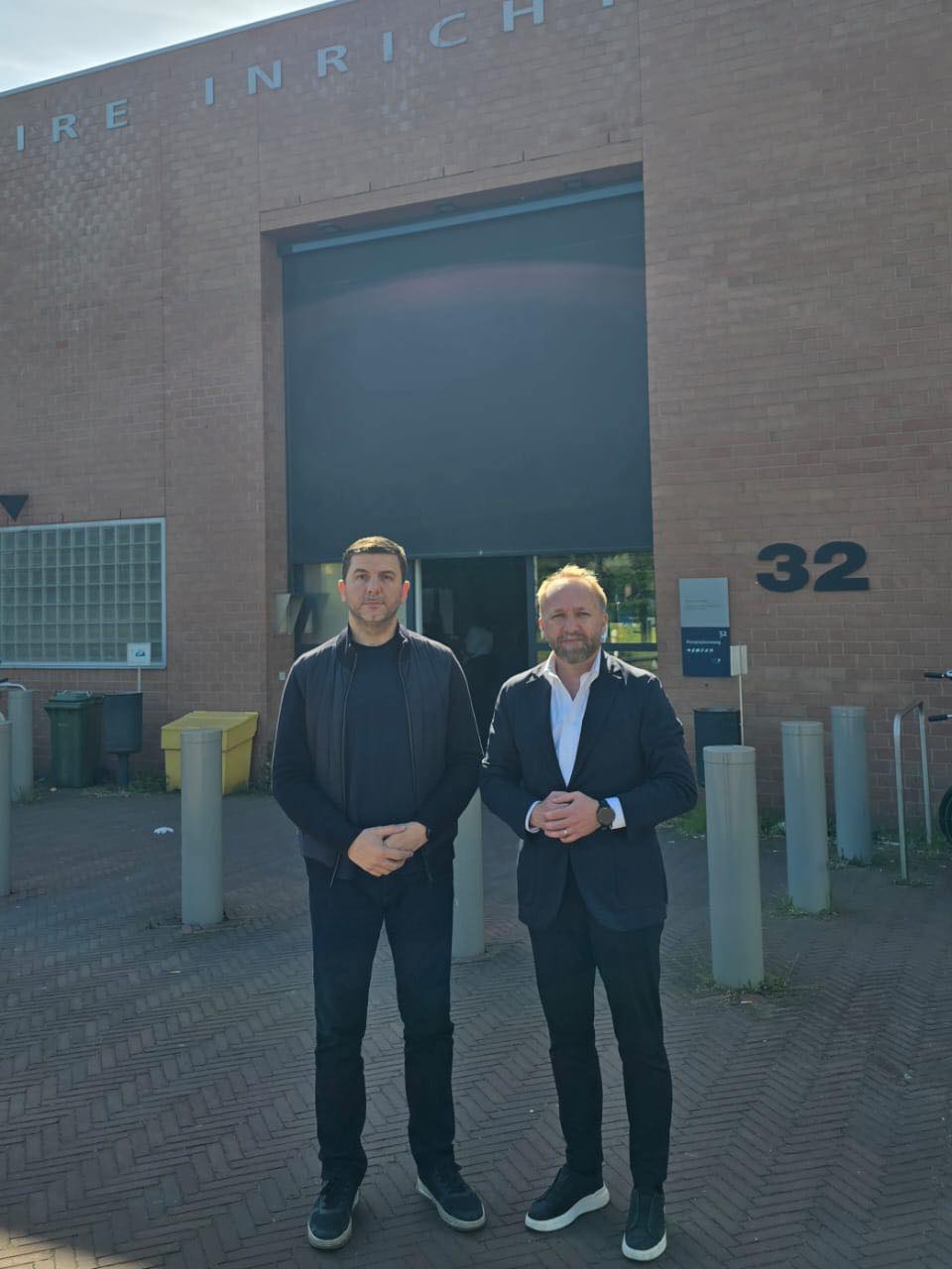 Krasniqi e Tahiri vizitojnë Thaçin dhe bashkëpandehurit në Hagë