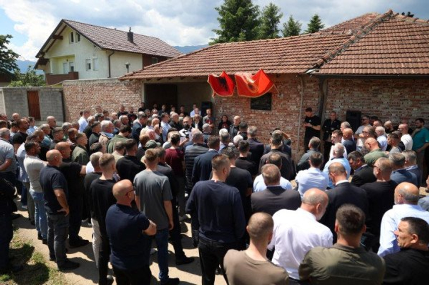 Haradinaj zbulon pllakën përkujtimore të Heroit Myrtë Zeneli në Zllapek  Sakrifica për liri nuk harrohet