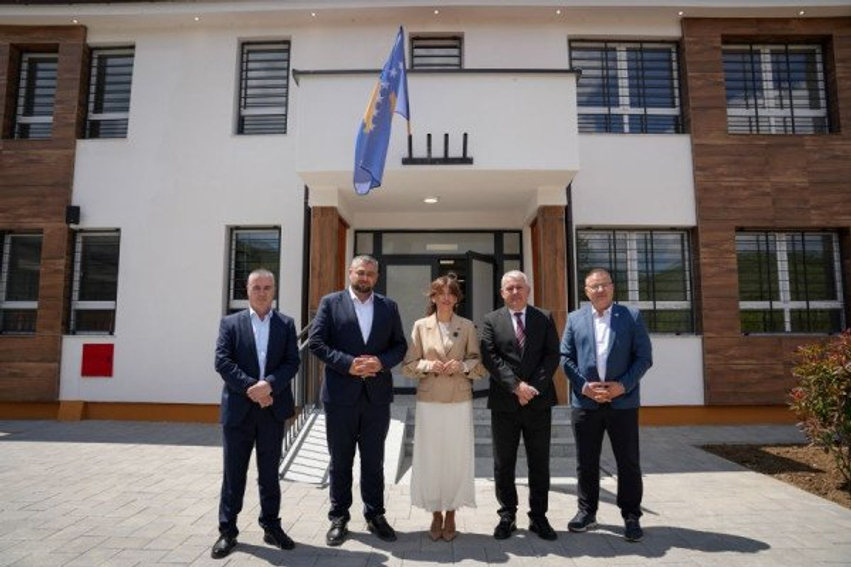 U D  Presidentja Haxhiu përuroi strehimoren e parë institucionale në veri