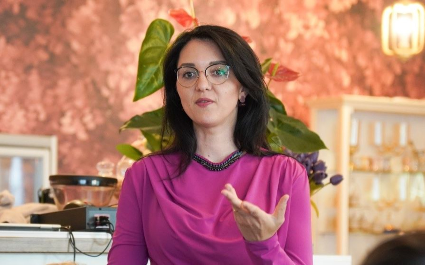  Ose unë Presidente  ose vendi shkon prapë në zgjedhje    Ish deputetja e VV së i reagon ashpër Vjosa Osmanit