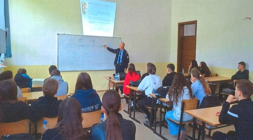 Policia në Shtime përmbyll projektin vetëdijesues për sigurinë në trafik  përfshihen 54 nxënës