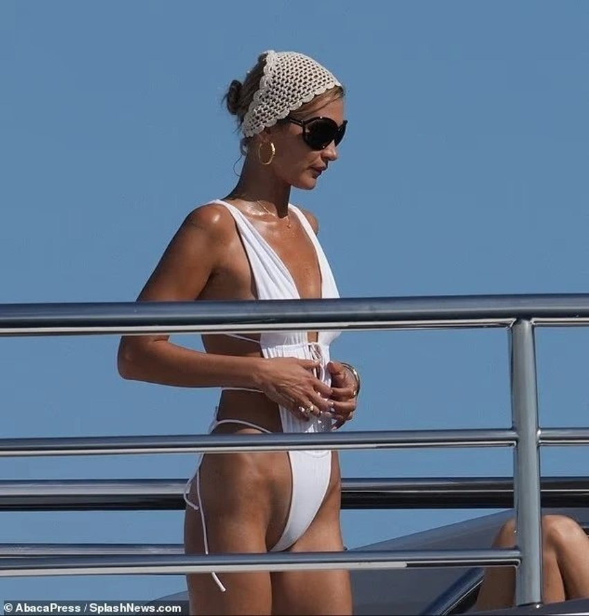 Bella Hadid mahnit në Kanë me kostum banje gjatë një shëtitjeje me jaht në Rivierën Franceze