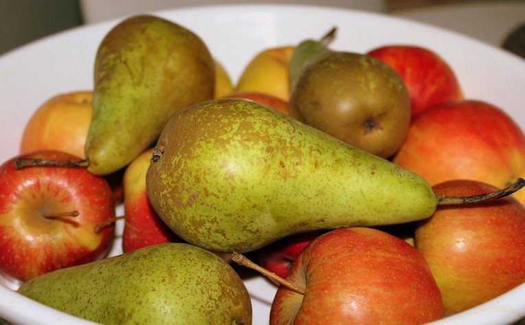 Mollë apo dardhë: Cili frut përmban më shumë fibra për tretje më të mirë?