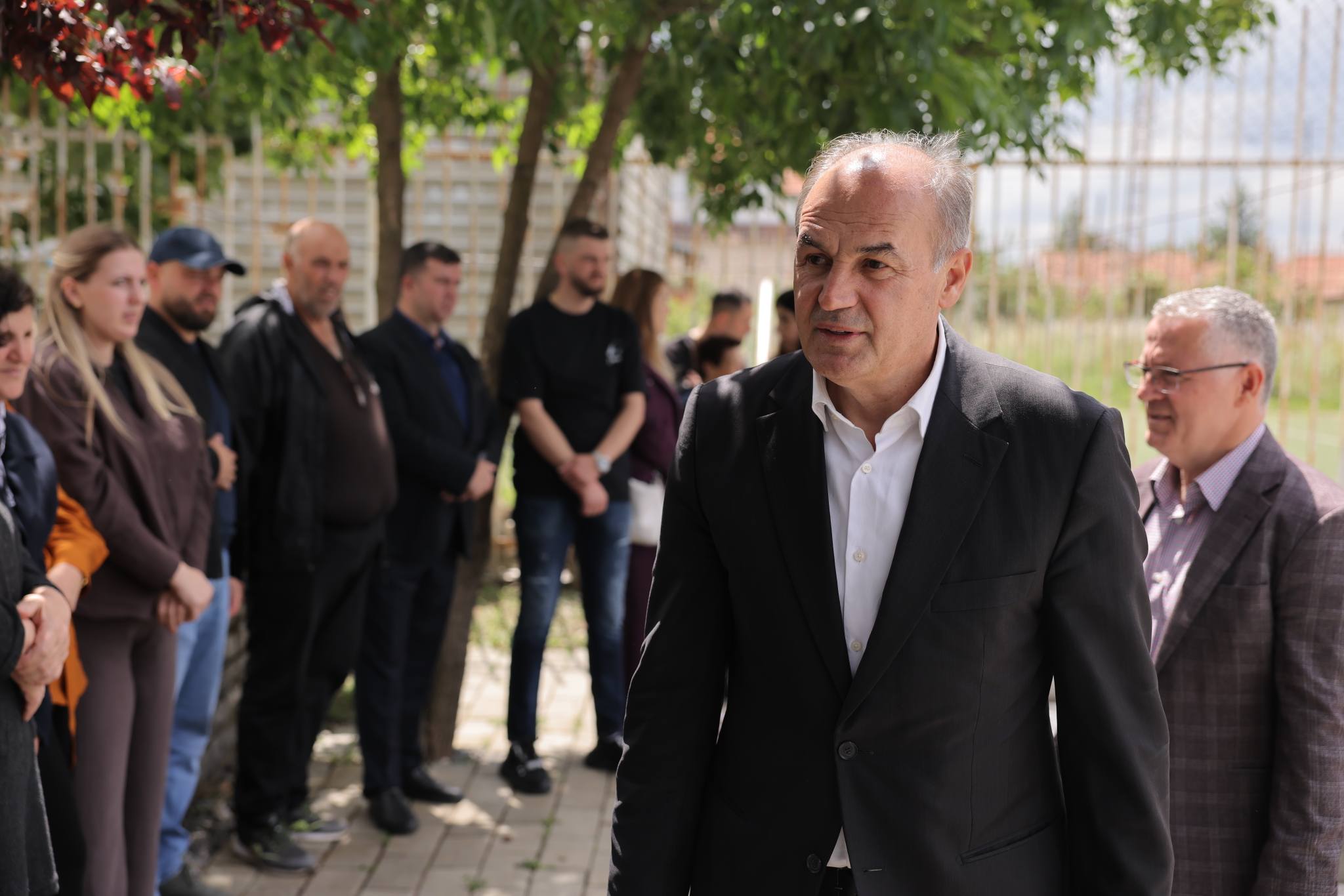 Enver Hoxhaj pranë familjeve që ende mbajnë plagën e masakrës së Vushtrrisë 