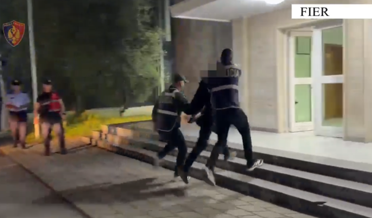 Kapet me dy kallashnikovë në banesë, vihet në pranga 43-vjeçari në Fier
