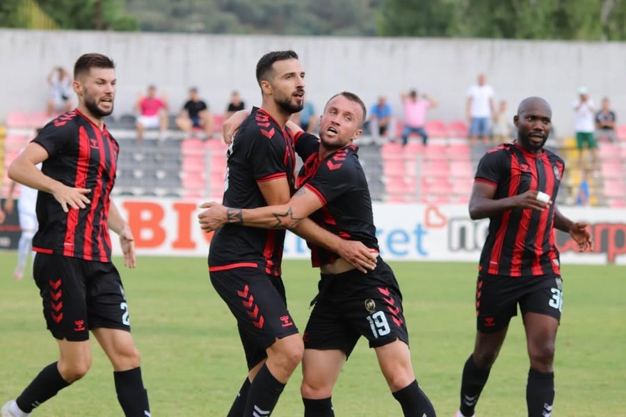 Lideri i ekipit largohet nga vlonjatët