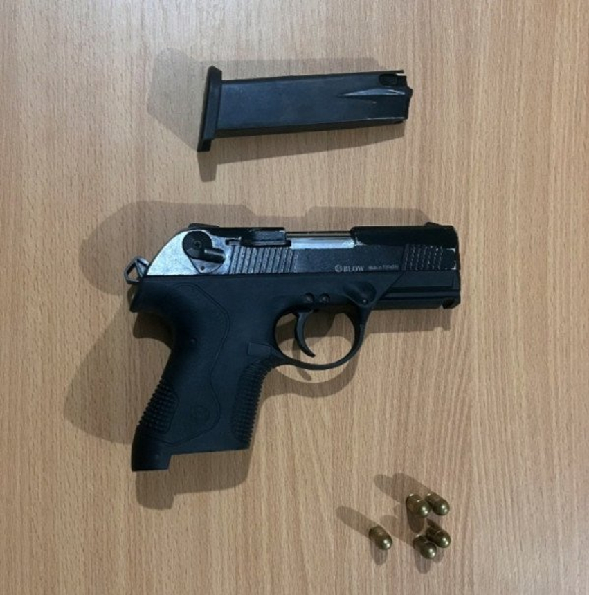 Kishte armë pa leje dhe kërkohej nga gjykata  arrestohet i riu në Sojevë