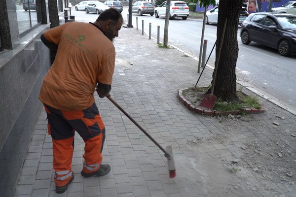​Bie fasada në një objekt në Prishtinë, Komuna bën apel te qytetarët për kujdes