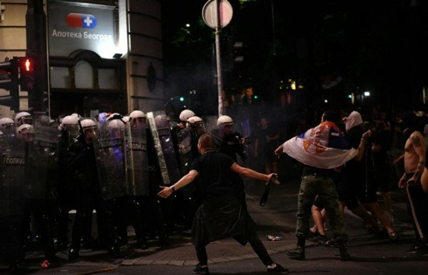 protesta-ne-serbi-policia-rrezoi-djalin-ne-rruge-dhe-e-arrestoi-qytetaret-bertasin-lereni-femijen-te-shkoje