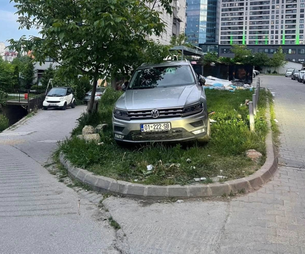 ​Parkoi veturën në zonë të gjelbëruar, komuna e ndëshkon me gjobë