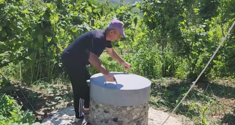 Fshati që po “thahet”/ Iliras pa ujë prej 5 vitesh, emigrimi ka lënë vetëm 50 banorë