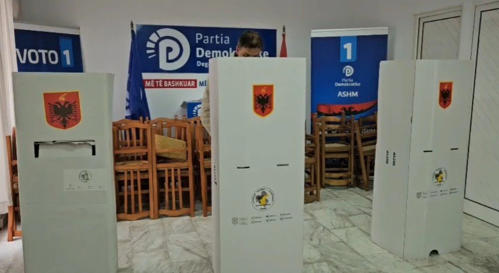Nis procesi i votimit në Korçë, anëtarët e PD-së drejt kutive për të konfirmuar Sali Berishën pa rival