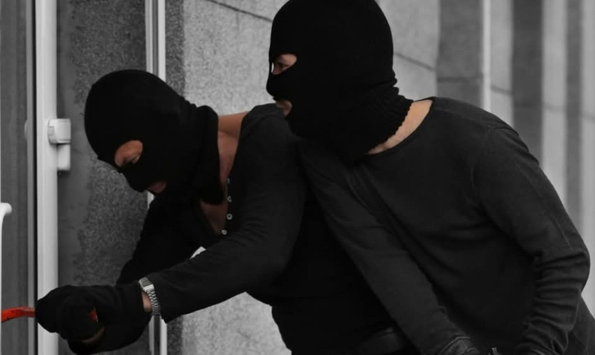 Vjedhin sefin me para nga një zyrë për transferta të shpejta në Shkup  arrestohen dy të rinj