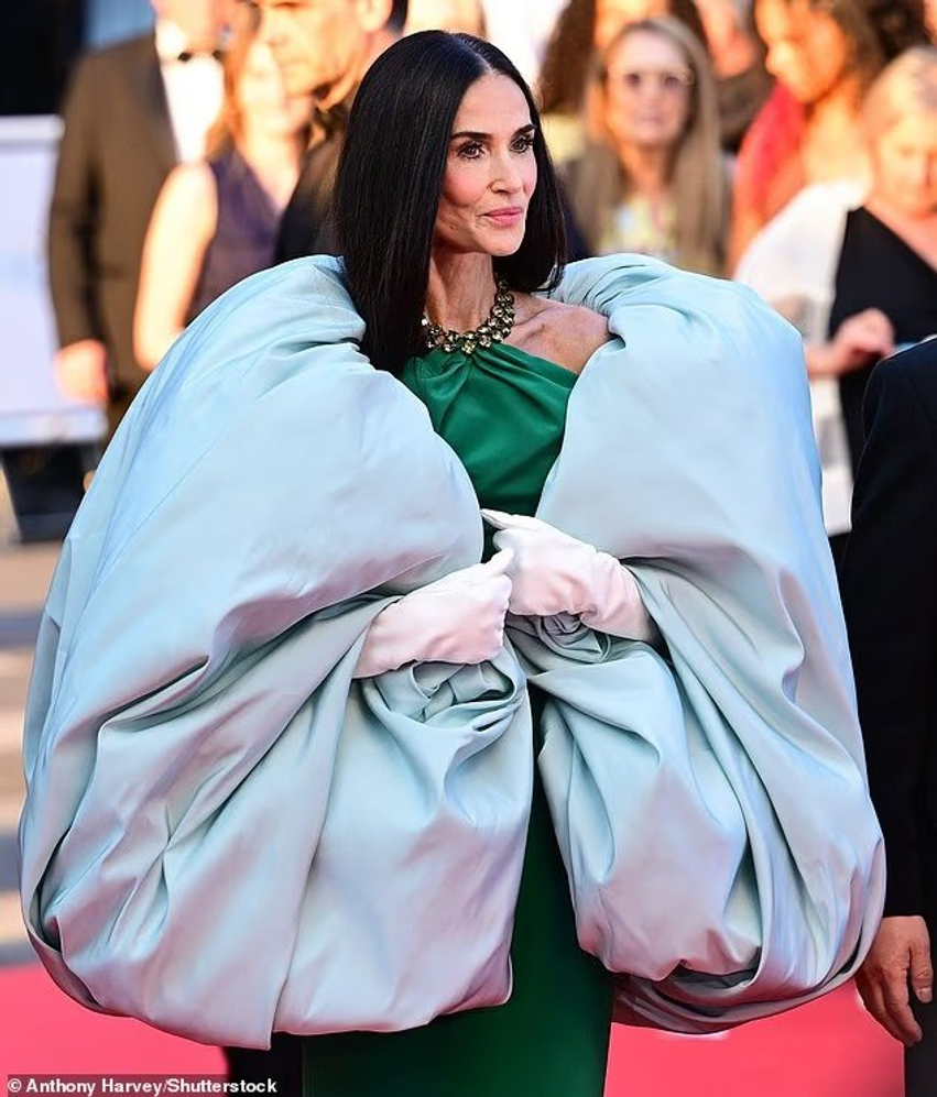 demi-moore-terheq-vemendjen-me-paraqitje-te-pazakonte-ne-mbylljen-e-festivalit-te-kanes