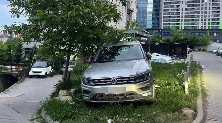 Parkoi në hapësirë të gjelbëruar  dënohet me 100 euro një person në Prishtinë