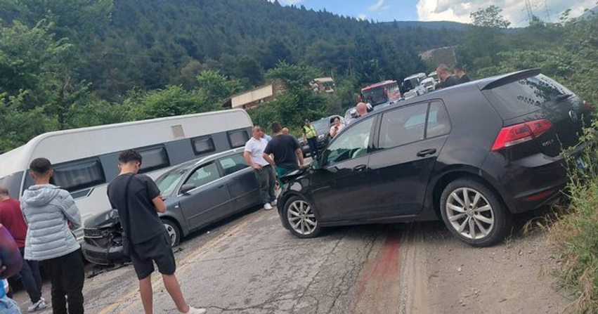 aksident-ne-aksin-elbasan-perrenjas-lendohen-dy-persona-bllokohet-rruga-per-40-minuta