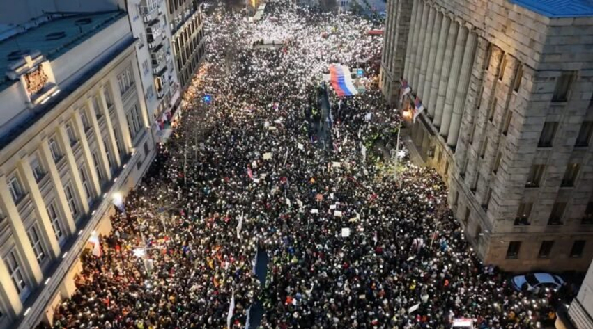 Skena dhune në Serbi  protestuesit përplasen me policinë   pamjet