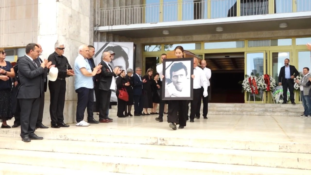 Lamtumirë Birçe Hasko, përcillet mes nderimesh për në banesën e fundit aktori që la gjurmë në kinemanë shqiptare
