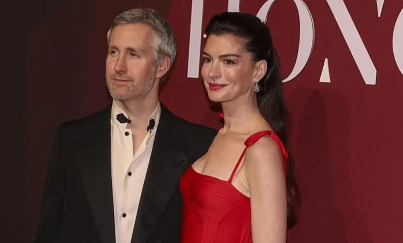 Anne Hathaway shfaqet rrallë në publik me bashkëshortin, tërheq vëmendje me stilin dhe bizhuteritë luksoze