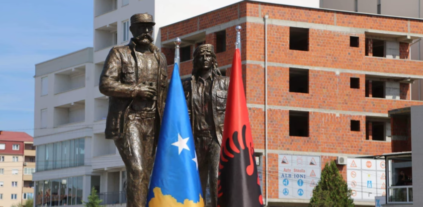 kryeqyteti-organizon-ceremoni-perkujtimore-per-fehmi-dhe-xheve-lladrovcin