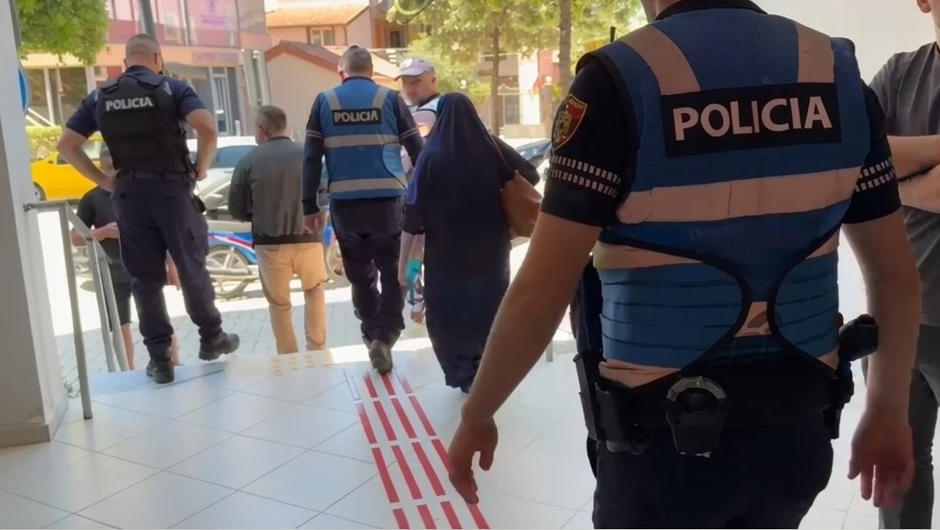 E rëndë në Vlorë/ Një grua futet me thikë në Gjykatën e Shkallës së Parë, arrestohet nga forcat e policisë