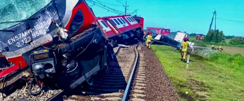 Një i vdekur  disa të lënduar  ndërsa treni polak përplaset me një kamion dhe del nga shinat