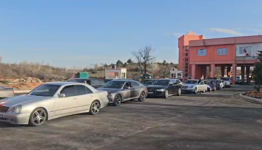 Radhë kilometrike dhe pritje me orë të tëra në Qafë Thanë  kryetari i Bashkisë Pogradec  T i jepet zgjidhje