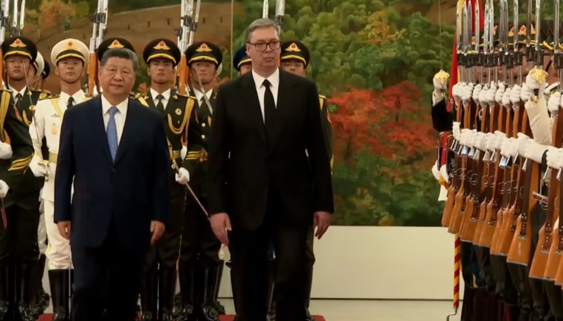 Xi e shpërblen Vuçiqin me “Medaljen e Miqësisë” gjatë vizitës së tij në Pekin