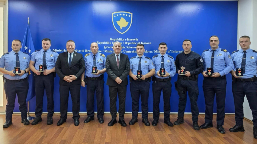 Tetë zyrtarë policorë nderohen për guxim dhe heroizëm