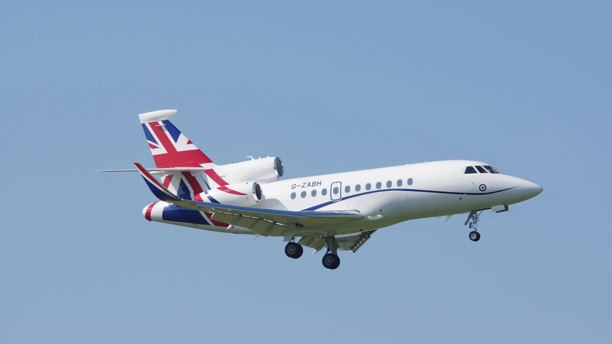 Aeroplani i Sekretarit britanik përjeton bllokim të sinjalit pranë kufirit rus