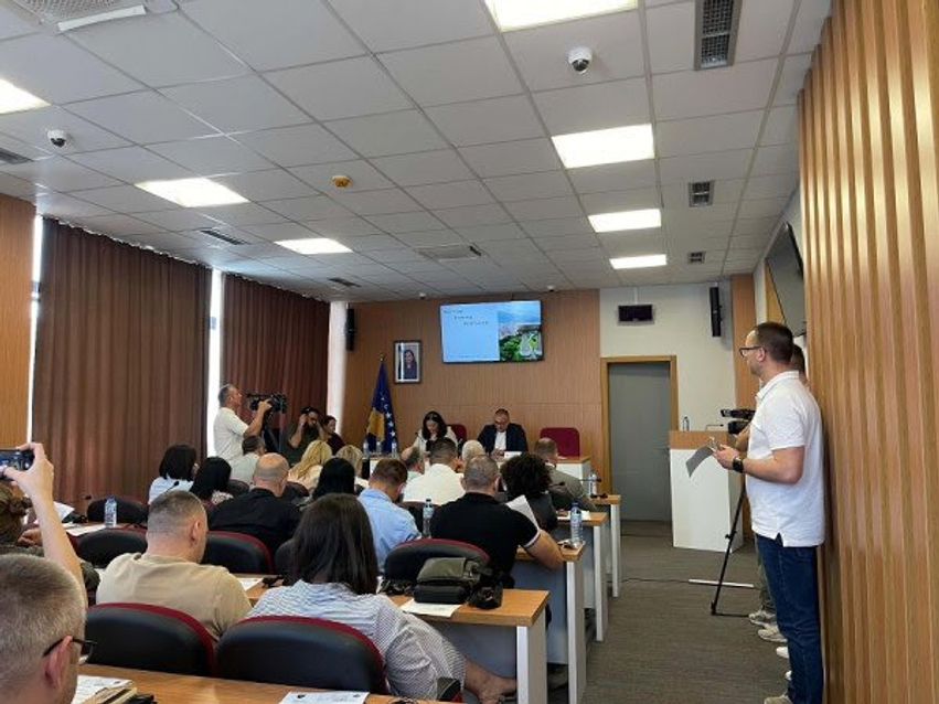 Asamblistët në Mitrovicën e Veriut miratojnë largimin e mbishkrimit  Unë e dua Mitrovicën 