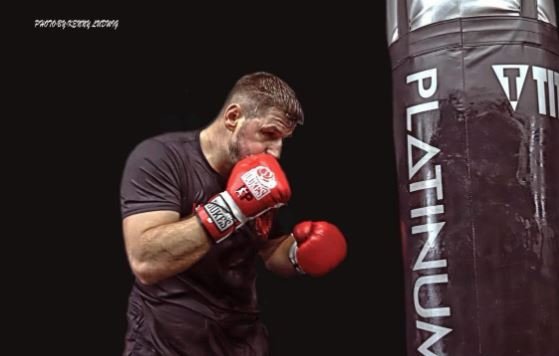 Boksieri shqiptar befason me një fotografi para meçit me Anthony Joshua