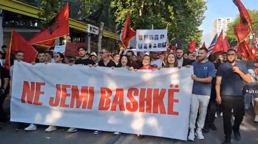 Nis protesta në kryeqytet  Të rinjtë marshojnë drejt ambasadës maqedonase  dalin krah studentëve shqiptarë në RMV