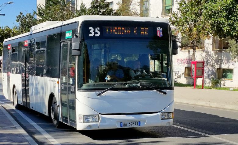 Shoqata e Transportit: Nga 1 Qershori, bileta e autobusit 30 lekë më shumë nëse paguhet me kartë