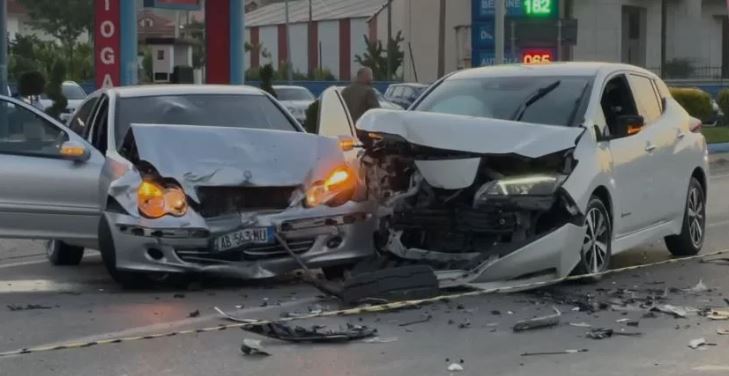 Aksident në aksin Korçë-Pogradec/ Makinat përplasen ‘kokë më kokë’