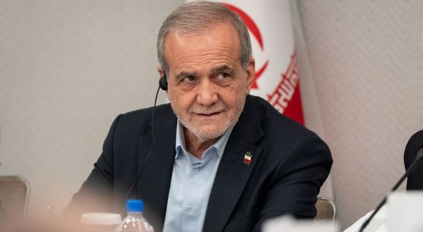 Presidenti i Iranit bën thirrje për rishikim të mbrojtjes  Armiku ka siguruar teknologji dhe mjete të reja