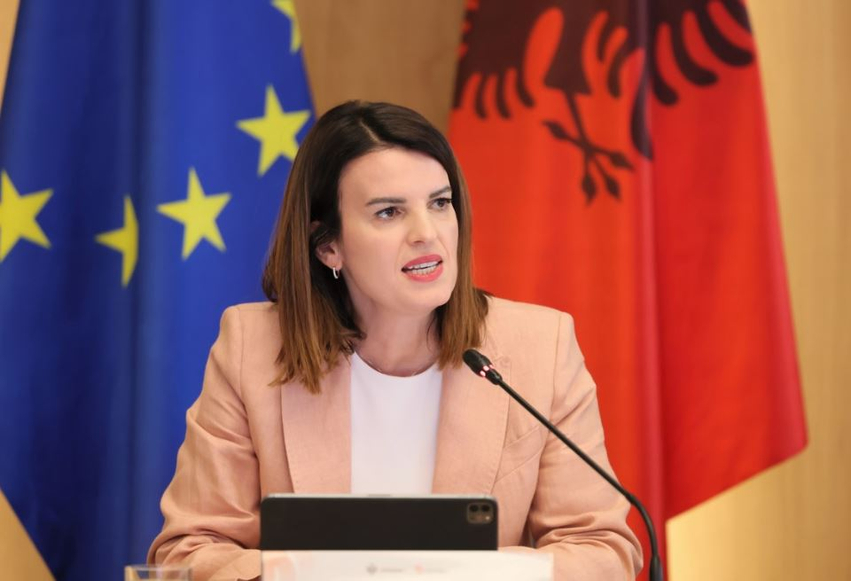 Shqipëria hyn në një fazë të re të negociatave me BE  Koçiu  Reformat dhe asistenca ndërkombëtare po afrojnë vendin drejt anëtarësimit