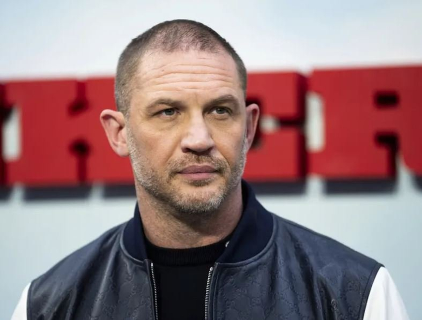 Aktori Tom Hardy rrëfen jetën  nga varësia dhe problemet me ligjin te tensionet në serialin  Mobland 