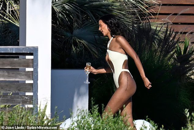 Maya Jama ndez rrjetin me paraqitjen e saj provokuese pas lajmeve për ish-partnerin