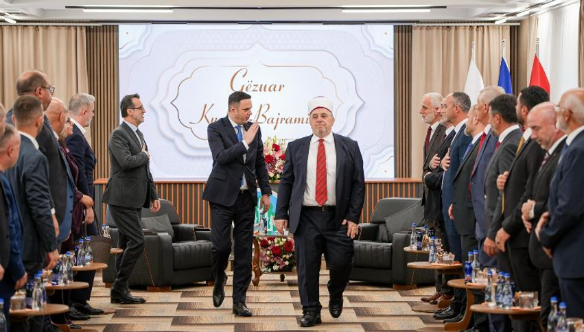 abdixhiku-vlereson-rolin-e-bik-ut-gjate-vizites-te-myftiu-ternava
