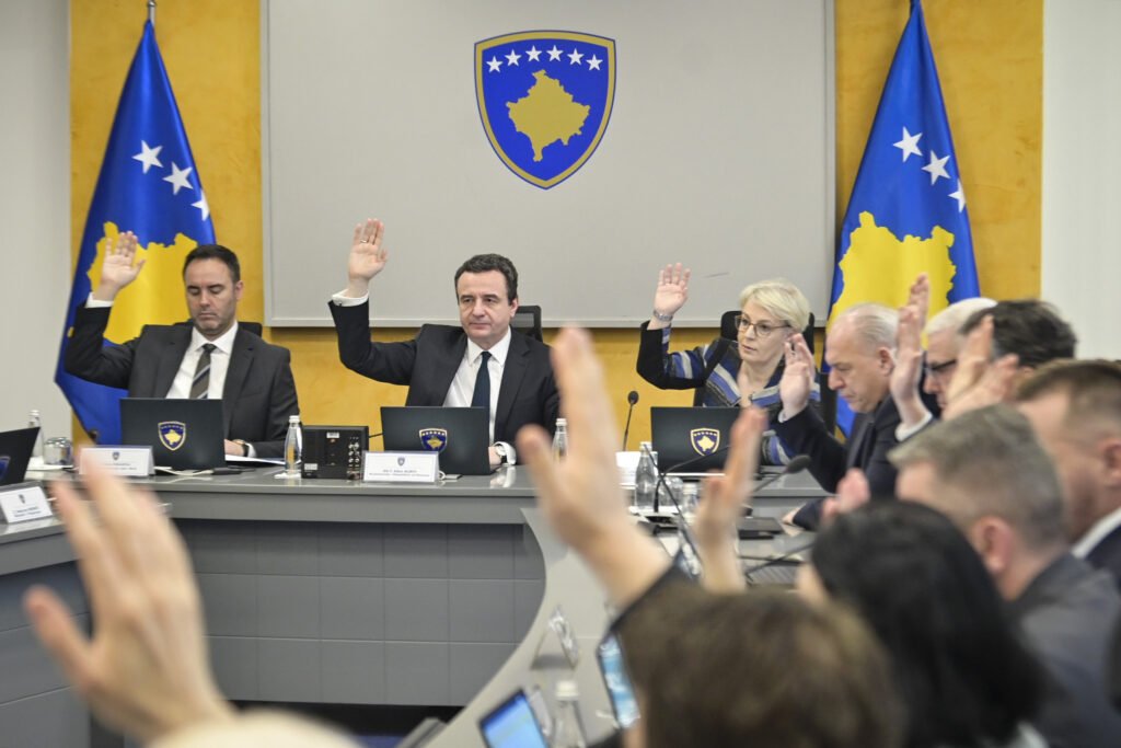 Debat i ashpër për 2 milionët e mërgatës – Gjema del në mbrojtje të vendimit të Qeverisë